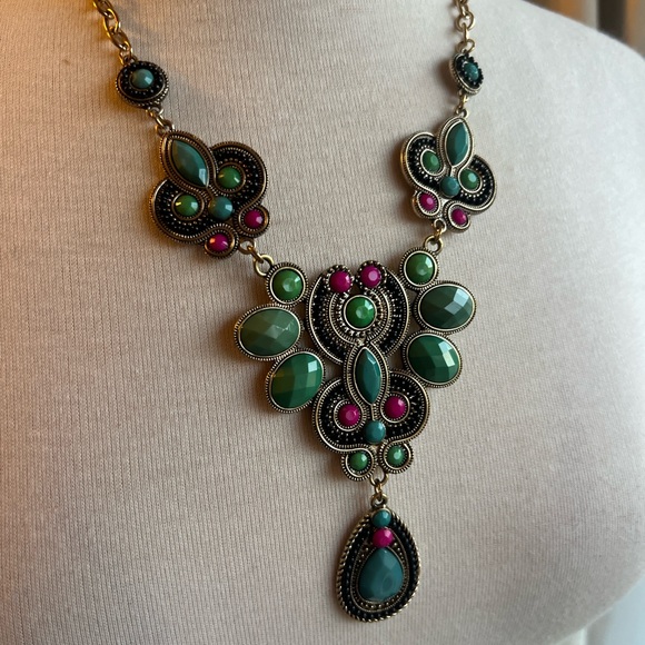 unknown Jewelry - Elegant Green and Pink Statement Necklace